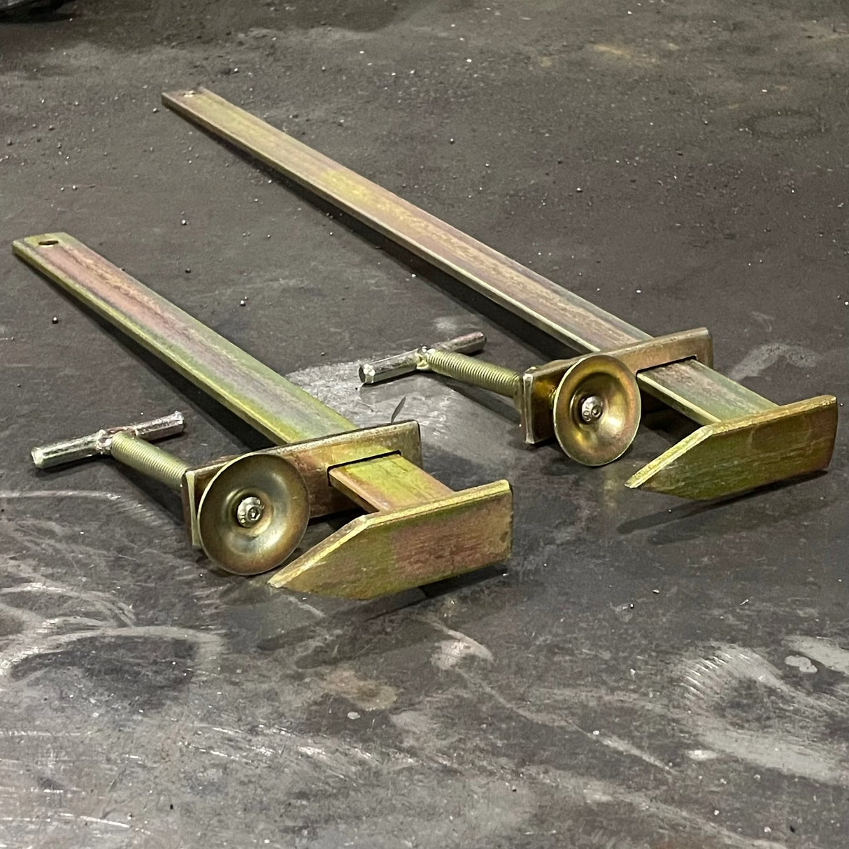 External Brick Clamp - Spiked Sliding Clamp by Rhinobuild