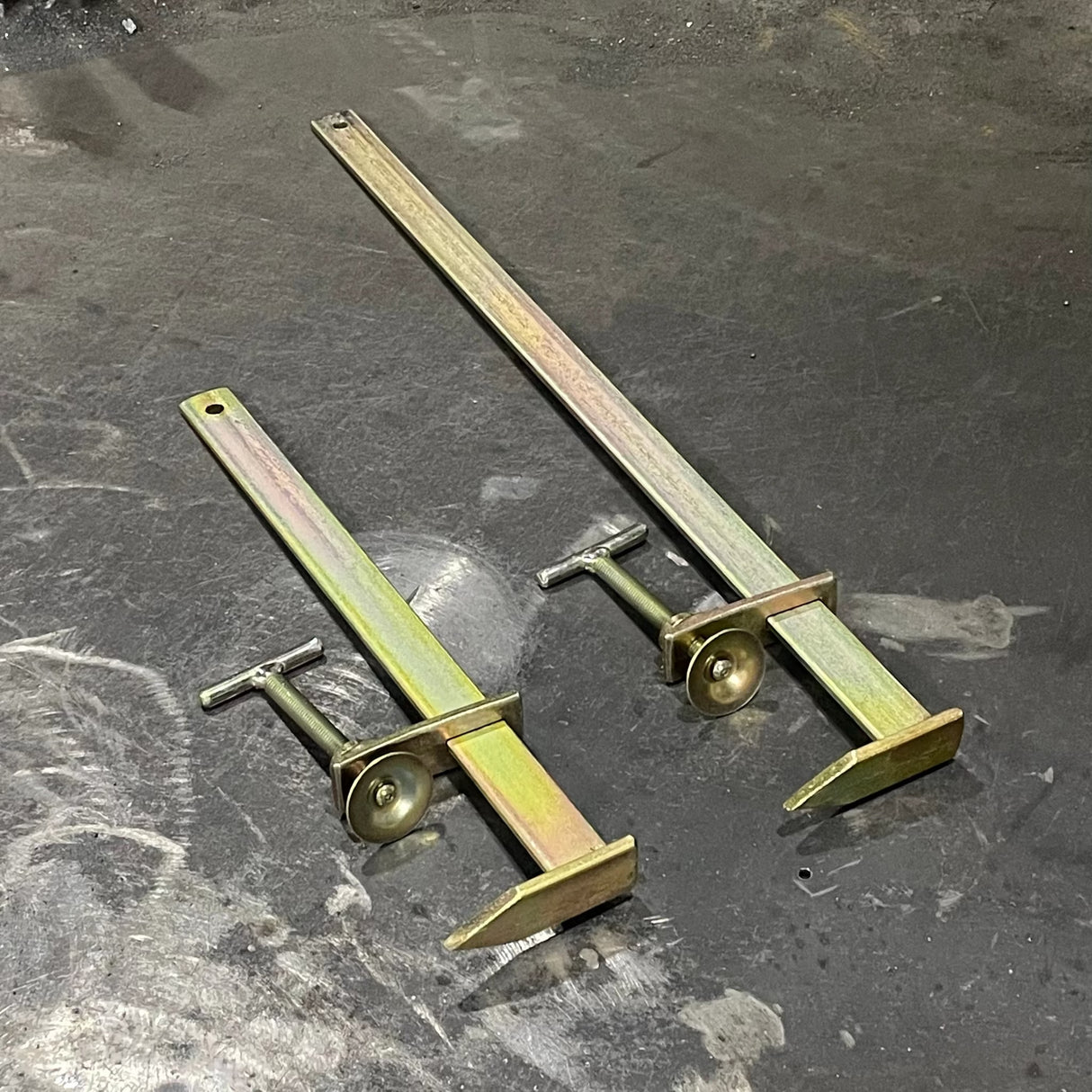 External Brick Clamp - Spiked Sliding Clamp by Rhinobuild